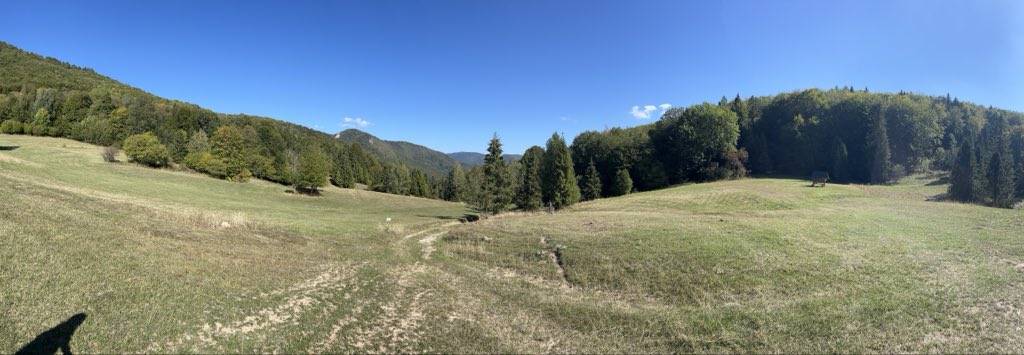 webekacko's tweet photo. Následne sa dve tretiny výpravy presunuli aj na #TisovskýKras s jeho nekonečnými lúkami a krasovými jamami a závrtmi. https://t.co/TUZS1Ddjay