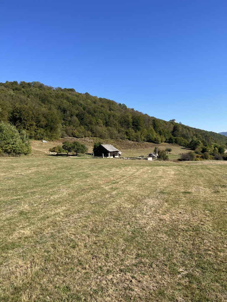 webekacko's tweet photo. Následne sa dve tretiny výpravy presunuli aj na #TisovskýKras s jeho nekonečnými lúkami a krasovými jamami a závrtmi. https://t.co/TUZS1Ddjay