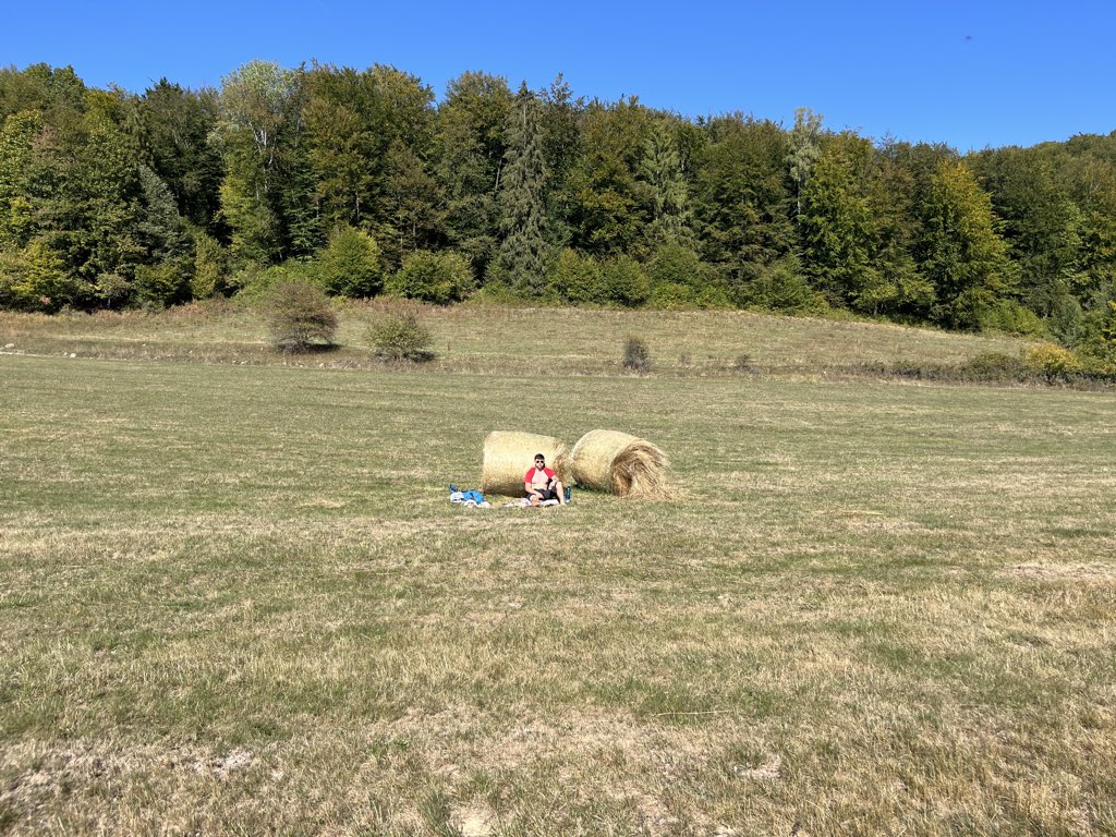 webekacko's tweet photo. Následne sa dve tretiny výpravy presunuli aj na #TisovskýKras s jeho nekonečnými lúkami a krasovými jamami a závrtmi. https://t.co/TUZS1Ddjay