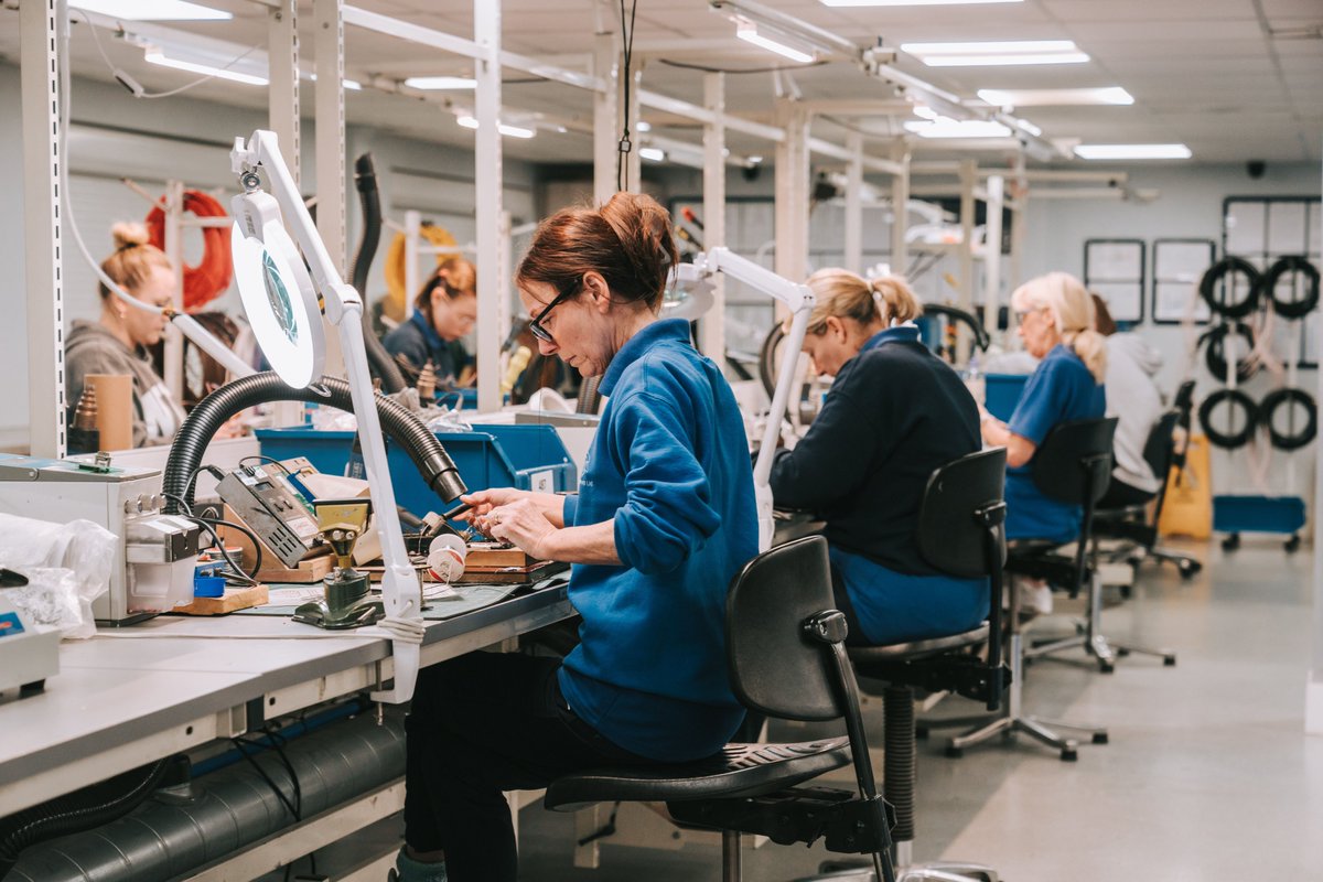 Cablepoint's tweet photo. Why build fibre optic cable assemblies in-house?

Skip the specialist machinery, space and resources. Let Cablepoint handle the cabling, while your team focuses on what matters.

Manufacturing cables since 1991.

#FibreOptics #CableAssemblies #Telecoms #DataCentres https://t.co/rl6Usd4HaO