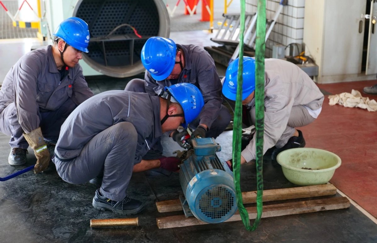 stanle2005's tweet photo. This chimney repair is handled by our reliable servants to discuss with clients to fix the vent issue quickly. https://t.co/1D6GpjDY5f