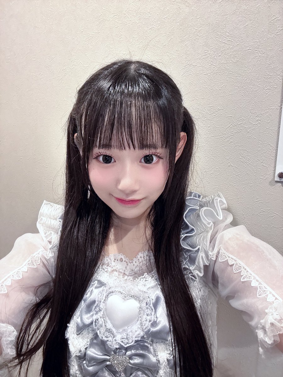 Milk_nonfic's tweet photo. 『HEROINES FES AUTUMN』にお越しいただきありがとうございました🍁

今日はライブでは初めてのハーフツインしたよ(^_ _^)♪
どうだった？！似合ってたー？
そろそろ涼しい季節になってきたし、おろし系もありだな✌🏻︎ᴖ ̫ᴖ✌🏻︎

🤍ランチェキげっとしてくれたかなー？
今日は今までにないようなチェキポーズとかにしたんだよ！
ゲットした方はラッキーちゃん🍀