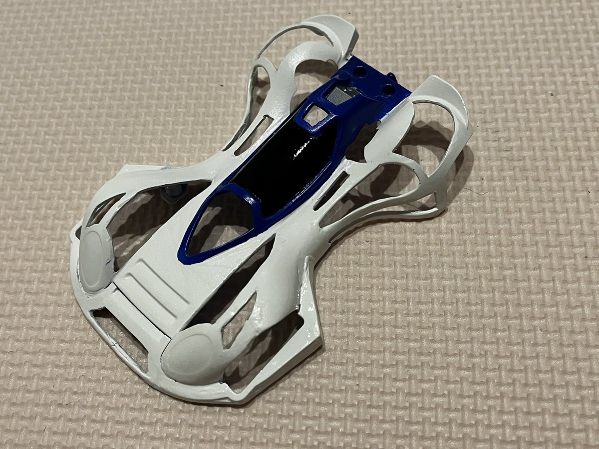 1chan_1234's tweet photo. スピンアックス、こんな感じ。

今回こそ、十分に乾燥させたはずなのに、やっぱりマスキング剥がしたら糊がついちゃってる…😢

自分が厚塗りし過ぎてるのか（時間を空けて3〜5回吹くぐらい）、
あるいはマスキングテープがよくない…？
（でも、タミヤのマステだし…）

塗装いやになってきた…🤮 https://t.co/1sNNFMQhua