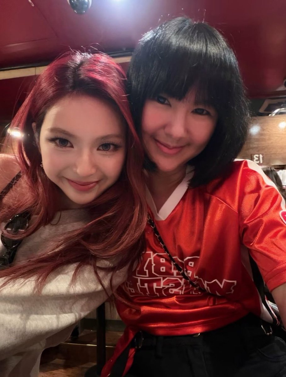 CHIQUITAGLOBAL_'s tweet photo. [📸] #CHIQUITA with her mom

#치키타 #BABYMONSTER https://t.co/oV7h95WGEU