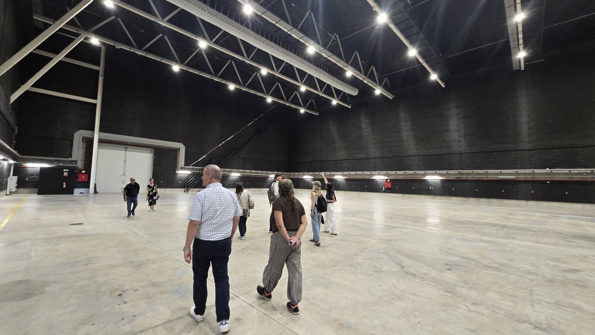 SPEGC's tweet photo. 🎬 Una delegación de siete ejecutivos de Amazon MGM Studios, procedentes de Estados Unidos, se encuentra estos días en Gran Canaria para conocer de primera mano el potencial de la isla para el desarrollo y rodaje de proyectos audiovisuales🎞️ 

En la jornada de hoy, los productores de Amazon han visitado los Gran Canaria Platós, gestionados por la Sociedad de Promoción Económica de Gran Canaria (SPEGC), acompañados por el equipo técnico de la Gran Canaria Film Commission 🎥 Los profesionales internacionales pudieron conocer de primera mano la infraestructura técnica de los Platós, los atractivos incentivos fiscales de Canarias, la solvencia de la industria local y la amplia variedad de escenarios naturales y urbanos que ofrece la isla.

La delegación visitó también destacadas localizaciones en la isla como el barrio de Vegueta, una finca platanera o las Dunas de Maspalomas⛱ 

🔝 Visitas como ésta son fundamentales para dar a conocer a las grandes productoras internacionales las posibilidades que ofrece Gran Canaria al sector audiovisual, una isla llena de contrastes que ofrece un entorno único para este tipo de producciones

Más información ⬇️​
https://t.co/qEiu7whU8G