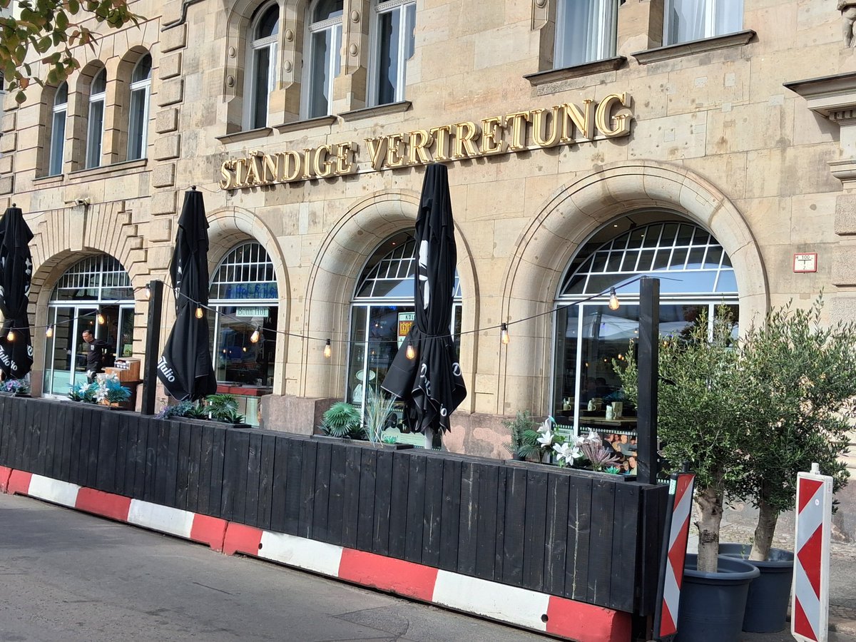 Graumann_Berlin's tweet photo. #BerlinMitte Verkehrsberuhigung durch ausufernde Schankveranden https://t.co/16J4XWxgPS