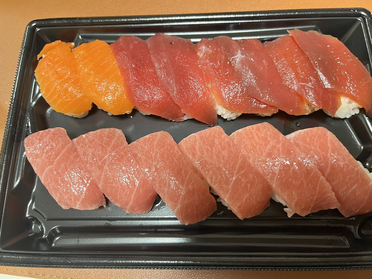 takachi0823's tweet photo. スシロー大トロ110円ということで6貫お持ち帰り。110円という値段を考えれば大満足。 https://t.co/NlYklnnbaK