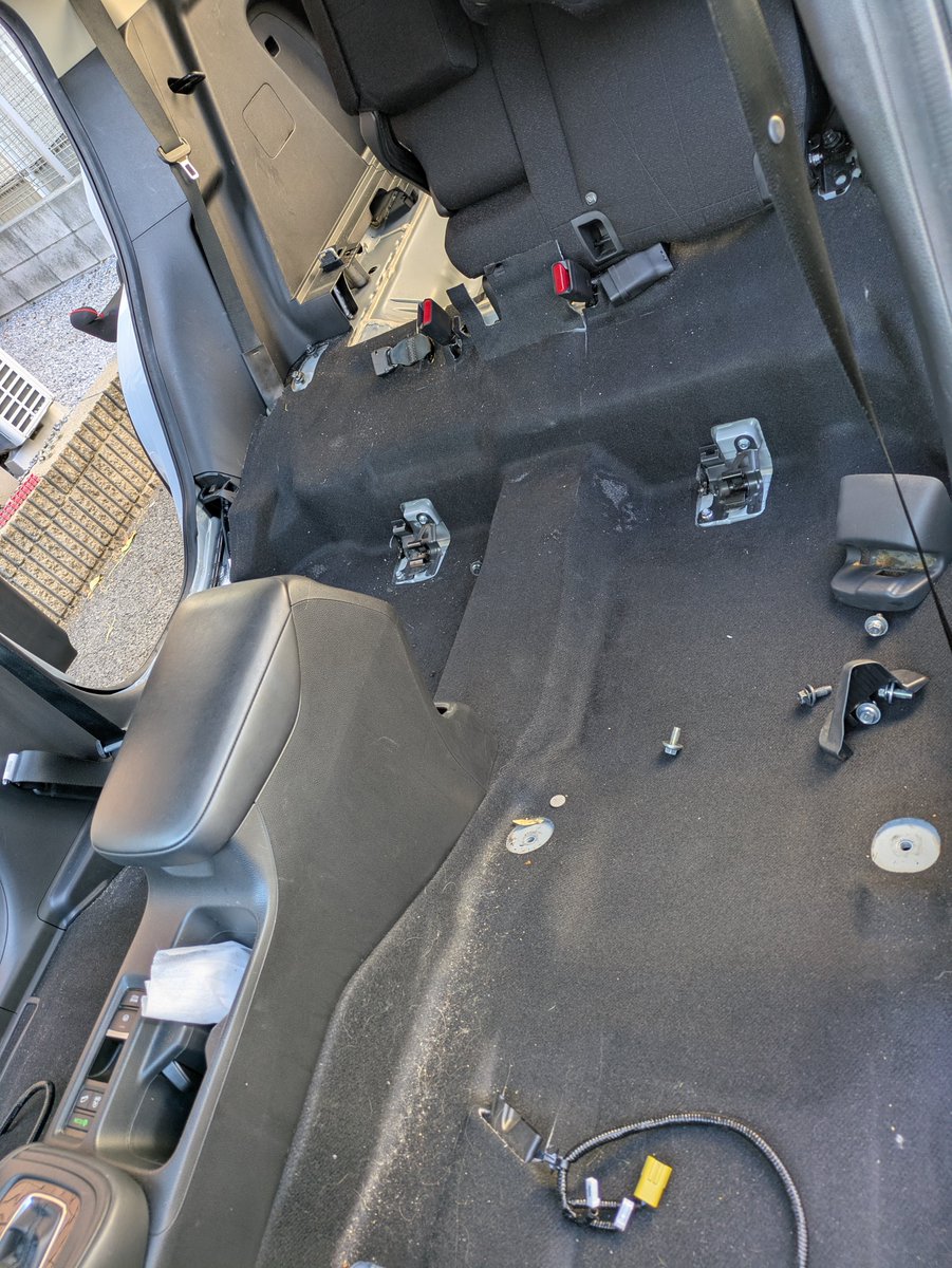 kurumacleaning's tweet photo. 本日の作業
ヴェゼルの車内クリーニング
シートを取り出し、カーペットを取り出し高圧洗浄機で汚れを徹底的にクリーニングしました。
#カークリーニングTOKYO
#車の内装 
#車内清掃 https://t.co/QgWklLVPUl