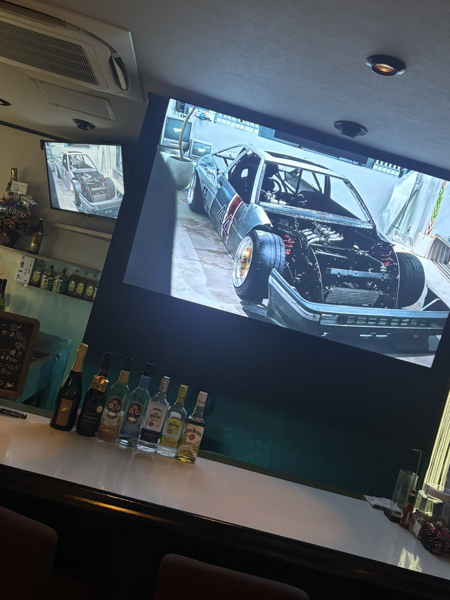 MAYURI0812_'s tweet photo. 【速報】底辺歌い手社長、ついに成り上がり開始！

カラオケ、ダーツもできるBARをオープンしました。
もしかしたらミニライブだってできる。
ここまで成り上がれたのは沢山の人の助けがあったから。

まだまだ俺は成り上がるし歌い手としても上へ行くしかない。

#七瀬まゆり
#フォロバ100 https://t.co/MLh2Hyma5V
