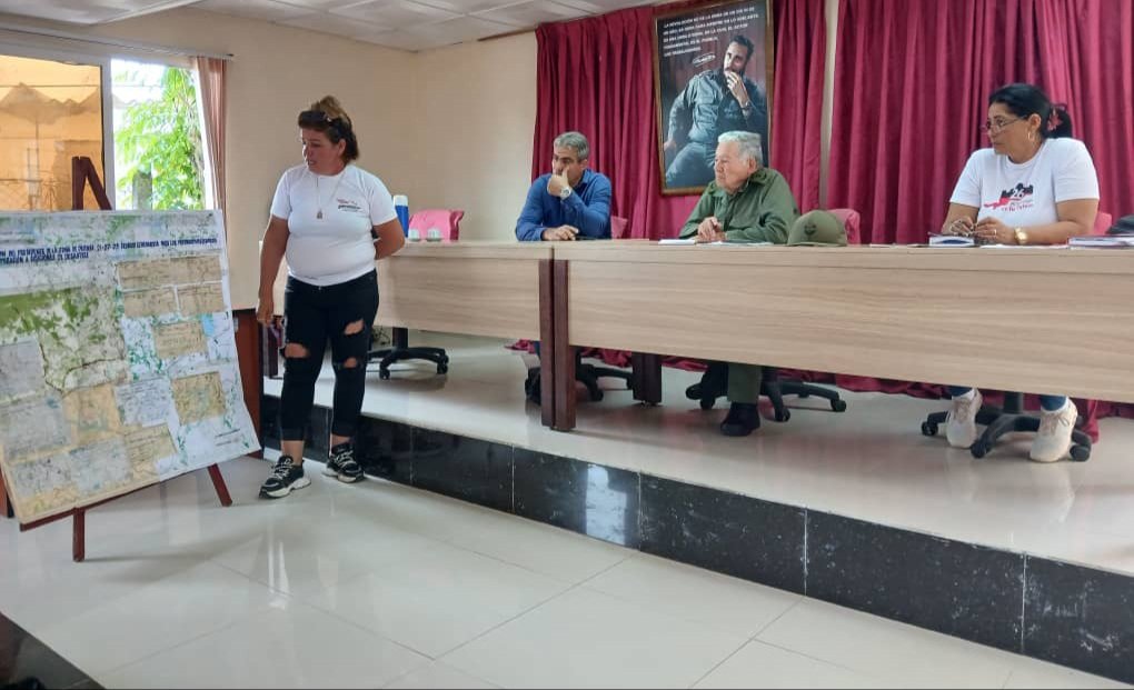 YamileRamosCord's tweet photo. Avanzar en el fortalecimiento de las zonas de defensa es una prioridad, así lo reafirmó el General Pardo Guerra en visita al municipio #ConsolaciónDelSur #PinardelRío https://t.co/NcmfxLdTHK