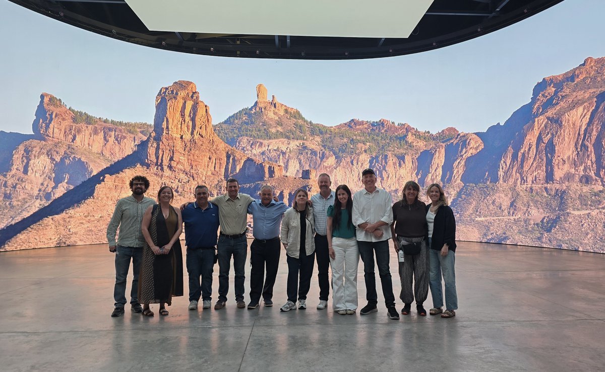 SPEGC's tweet photo. 🎬 Una delegación de siete ejecutivos de Amazon MGM Studios, procedentes de Estados Unidos, se encuentra estos días en Gran Canaria para conocer de primera mano el potencial de la isla para el desarrollo y rodaje de proyectos audiovisuales🎞️ 

En la jornada de hoy, los productores de Amazon han visitado los Gran Canaria Platós, gestionados por la Sociedad de Promoción Económica de Gran Canaria (SPEGC), acompañados por el equipo técnico de la Gran Canaria Film Commission 🎥 Los profesionales internacionales pudieron conocer de primera mano la infraestructura técnica de los Platós, los atractivos incentivos fiscales de Canarias, la solvencia de la industria local y la amplia variedad de escenarios naturales y urbanos que ofrece la isla.

La delegación visitó también destacadas localizaciones en la isla como el barrio de Vegueta, una finca platanera o las Dunas de Maspalomas⛱ 

🔝 Visitas como ésta son fundamentales para dar a conocer a las grandes productoras internacionales las posibilidades que ofrece Gran Canaria al sector audiovisual, una isla llena de contrastes que ofrece un entorno único para este tipo de producciones

Más información ⬇️​
https://t.co/qEiu7whU8G