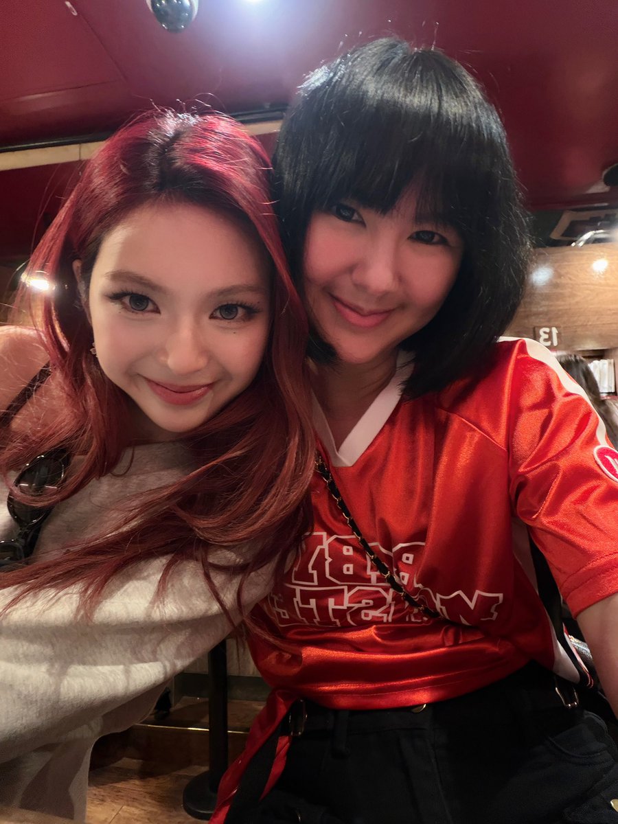 _CQTth's tweet photo. มามี้มาลงรูปที่ถ่ายคู่กับน้องชิกิต้าที่คอนเสิร์ตที่ KYOCERA DOME OSAKA ที่ผ่านมาค่ะ พร้อมข้อความจากใจถึง #CHIQUITA อ่านแล้วใจฟูตามเลยค่ะ 

“🍒สำหรับแคนนี่ มามี้ภูมิใจในตัวหนูมากๆนะคะ มองไปเห็นหนูตัวเล็กๆกับเวทีใหญ่ๆ อดน้ำตาไหลไม่ได้ ปลื้มใจที่สุด ขอบคุณเฟนๆที่รักและเอ็นดูลูกสาวแสนชนคนนี้ด้วยนะคะ“

ในฐานะแฟนคลับ พวกเราก็ภูมิใจในตัวน้องชิที่สุดเช่นกันนะคะ ขอบคุณสำหรับความพยายามอย่างหนัก เติบโตมาเป็นน้องชิกิต้าคนเก่งให้พวกเราได้รักนะคะ 🤍🐈‍⬛

#치키타 #BABYMONSTER