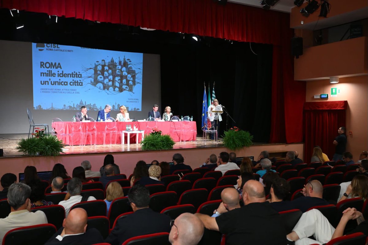 CislNazionale's tweet photo. #DanielaFumarola al convegno della @CislRomaRieti:  «Roma è il Paese concentrato in una sola città: capitale della Repubblica e della cristianità, meta del mondo e al tempo stesso metropoli che in un secolo ha quadruplicato i suoi abitanti ed è cresciuta per borgate, più per la spinta della rendita che per la forza di un progetto. Le potenzialità e le fragilità dell'Italia qui si vedono prima, e più forte che altrove. Le identità restano di quartiere, ma i problemi, dalla mobilità alla casa ai tempi di vita, riguardano l'intera città.
Ne discende un principio: politiche cittadine negli obiettivi e di prossimità nell'attuazione, perché a parità di disagio chi abita a San Basilio ha diritto alla stessa risposta di chi abita ai Parioli. E questo vale ben oltre Roma: i diritti non possono cambiare con il codice di avviamento postale. I diritti devono valere per tutti».

#Roma #Prossimità #Diritti #Cisl