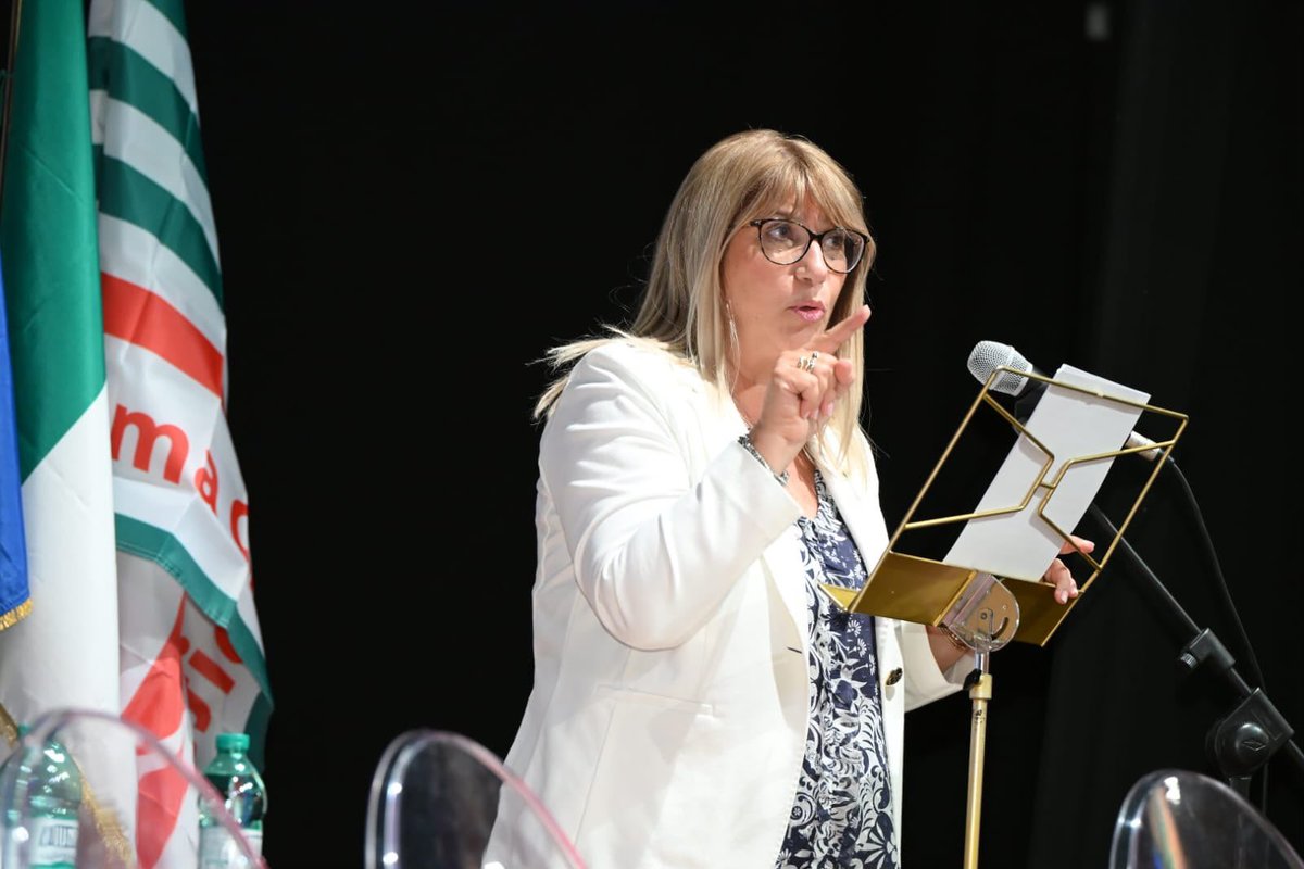 CislNazionale's tweet photo. #DanielaFumarola al convegno della @CislRomaRieti:  «Roma è il Paese concentrato in una sola città: capitale della Repubblica e della cristianità, meta del mondo e al tempo stesso metropoli che in un secolo ha quadruplicato i suoi abitanti ed è cresciuta per borgate, più per la spinta della rendita che per la forza di un progetto. Le potenzialità e le fragilità dell'Italia qui si vedono prima, e più forte che altrove. Le identità restano di quartiere, ma i problemi, dalla mobilità alla casa ai tempi di vita, riguardano l'intera città.
Ne discende un principio: politiche cittadine negli obiettivi e di prossimità nell'attuazione, perché a parità di disagio chi abita a San Basilio ha diritto alla stessa risposta di chi abita ai Parioli. E questo vale ben oltre Roma: i diritti non possono cambiare con il codice di avviamento postale. I diritti devono valere per tutti».

#Roma #Prossimità #Diritti #Cisl