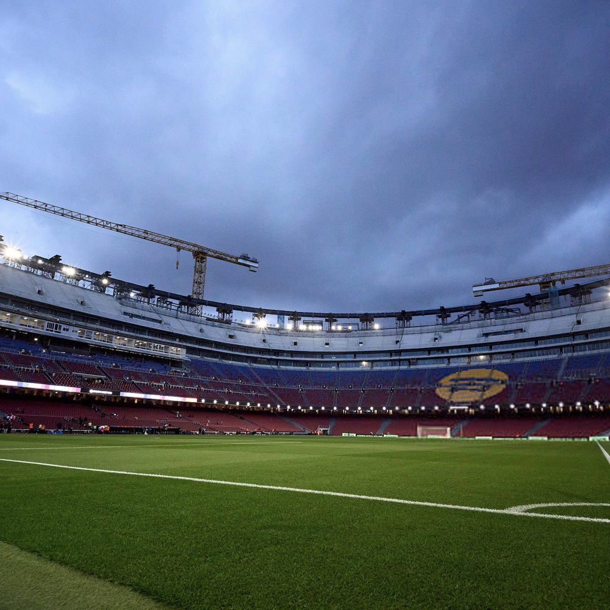 ActuFoot_'s tweet photo. 🚨 LE RENFORCEMENT QUI VA PERMETTRE DE STABILISER LA TOITURE DU CAMP NOU TOUCHE PRESQUE À SA FIN ! 🏟️💙❤️

Le stade comptera une capacité de 104.600 places en 2028.

🗞️ @mundodeportivo https://t.co/X0Eku4JQ7s