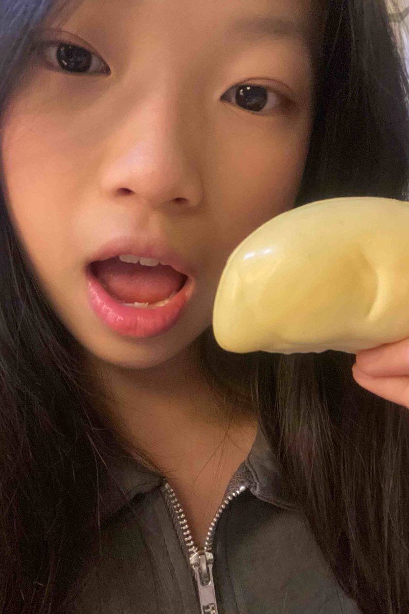 THEMIRACLE48's tweet photo. alasan akuu pengen ikutan giveaway 
tiket mng maxine adalah.

maxine tuhh orang nyaa
ceria, ramah, baik, menyapa fans 
murah tersenyum, percaya diri &amp; suportif.

semogaa impian dan harapan kamuu
di JKT48 selalu tercapai maxine🤍🤍
@Xinenoirr @Maxineiu_ 
#MaxineKeren #trustinfaye https://t.co/X6r8zx4pub