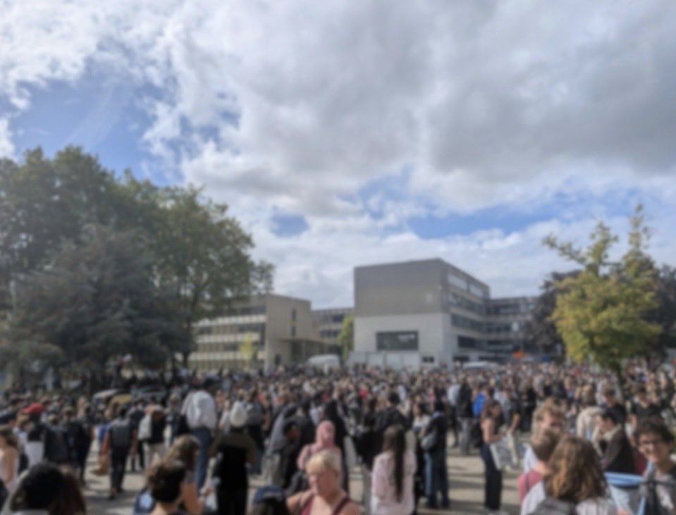 Erellux_'s tweet photo. À Rennes 2, des centaines d’étudiants viennent de voter le blocage de la fac en soutien aux lycéens mobilisés et contre le décret « Bienvenue en France » ! 

Nos petits frères et nos petites sœurs se prennent des LBD alors qu’ils luttent pour leur avenir. Toutes les facs doivent se mobiliser et rejoindre le mouvement lycéen !