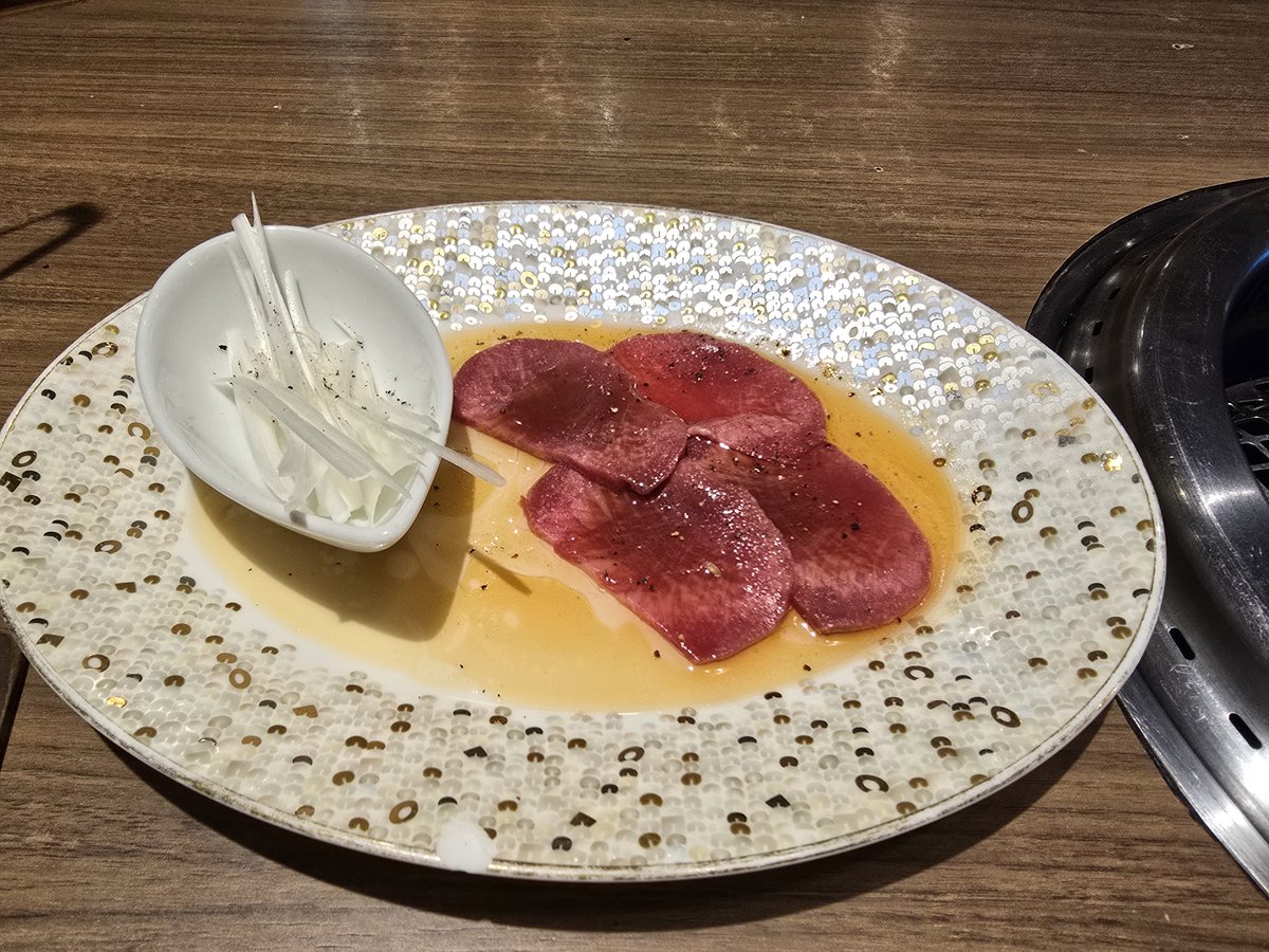 SeasideRunner53's tweet photo. 今日のディナーは久茂地の焼肉屋さんで🥩
タン、カルビ、ハラミ 等々、美味しかった～！😆😰 https://t.co/jSY2kzLGgm