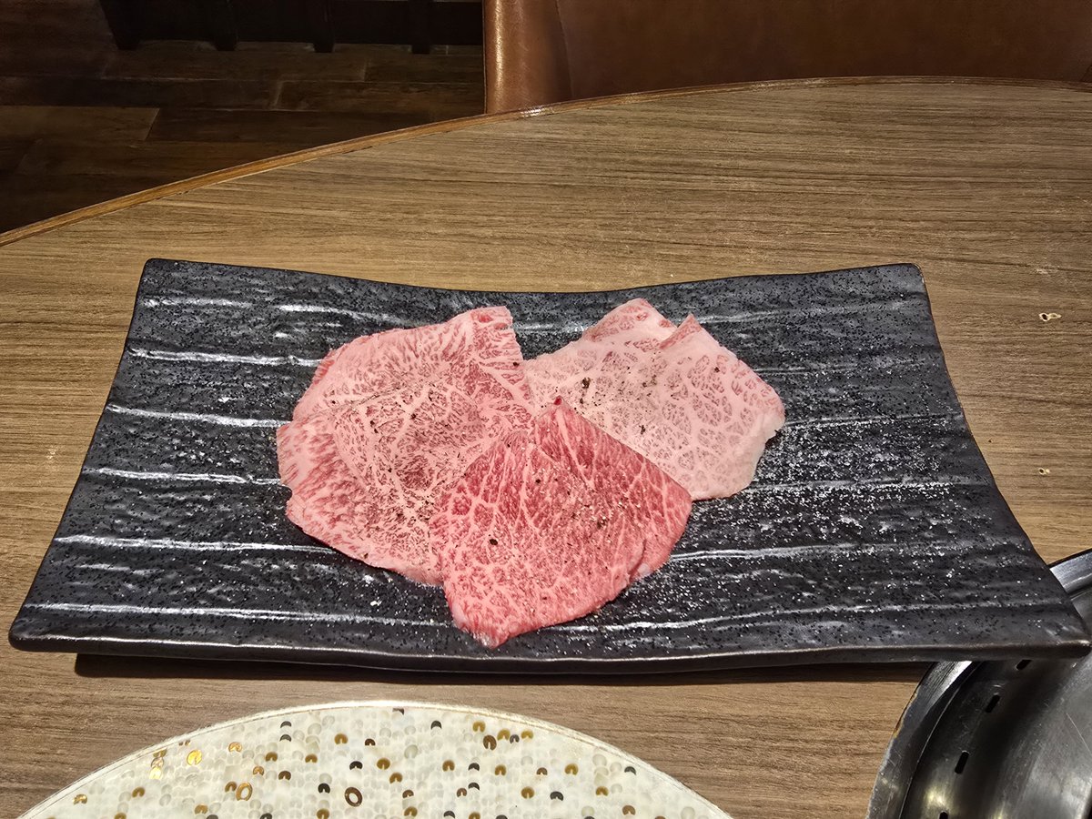 SeasideRunner53's tweet photo. 今日のディナーは久茂地の焼肉屋さんで🥩
タン、カルビ、ハラミ 等々、美味しかった～！😆😰 https://t.co/jSY2kzLGgm