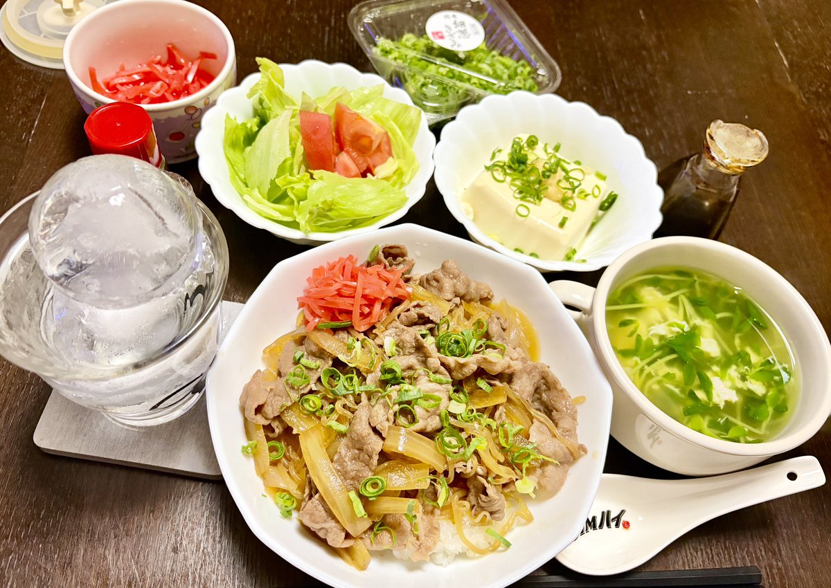 yiyiyi131's tweet photo. 夜は、牛丼・冷奴❒⋆͛・豆苗と卵のスープ🥚
また今日も茶色いご飯🤎
、、、レモンサワーと共に🍋(´ω`) https://t.co/qrrxRNcwKN