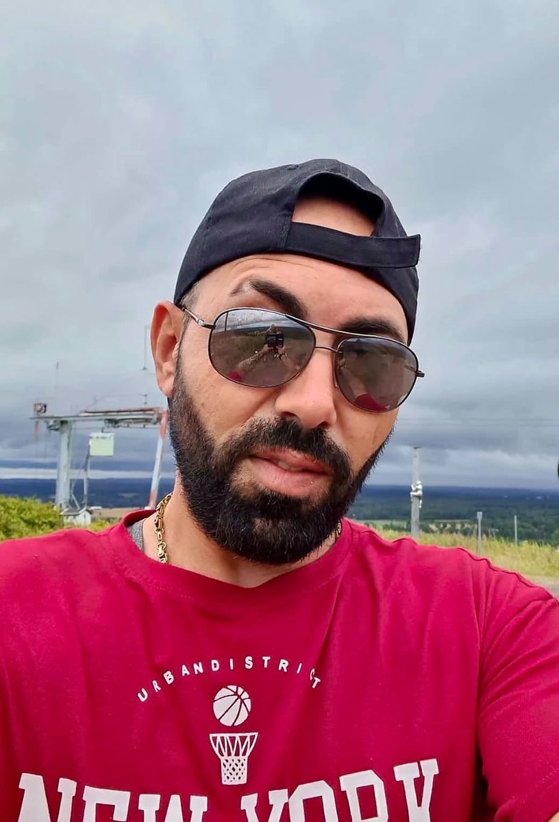 Garden__Wine's tweet photo. "På bilden ser ni Wictor Haji Rashid. En hänsynslös pedofil som kan bli villkorligt frigiven om tre år. Flickan riskerar då att få möta sin förövare på stan och utsättas för nya övergrepp. Rådmannen Tommy Eriksson bär ett ansvar för detta gränslösa svek.

Wictor Haji Rashid våldtog en flicka i över två års tid. Pedofilen hade inga gränser och offret var bara tio år när de fruktansvärda övergreppen började.

Den lilla flickan samlade mod till sig och lyckades spela in när hon blev våldtagen. Detta blev sedan bevis som mannen inte kunde neka till. Däremot försökte han in i det sista att skylla ifrån sig. Den 37-årige mannen menade att det var flickan som tjatat och försökt övertala honom att våldta henne.

Wictor Haji Rashid har nu dömts. Rådmannen Tommy Eriksson tyckte dock att fem års fängelse var tillräckligt. Han beslutade även att mannen ska få stanna i Sverige, med anledning av att en utvisning hade drabbat pedofilen ”tämligen hårt”.

Vem är då den här rådmannen Tommy Eriksson? Jo, Tommy har själv lagförts efter att ha utsatt en kvinna på ett brutalt sätt. Men trots omfattande kritik får han ändå sitta i tingsrätten som domare.

Vi har varit i kontakt med flickans familj och vi kommer nu att köpa in ett presentkort på en resa. En tröst och uppmuntran i allt mörker som varit.

Sverige mår inte bra. En förändring måste ske."

Av Jonatan Alfvén på Facebook.

https://t.co/UHJDt0otrw