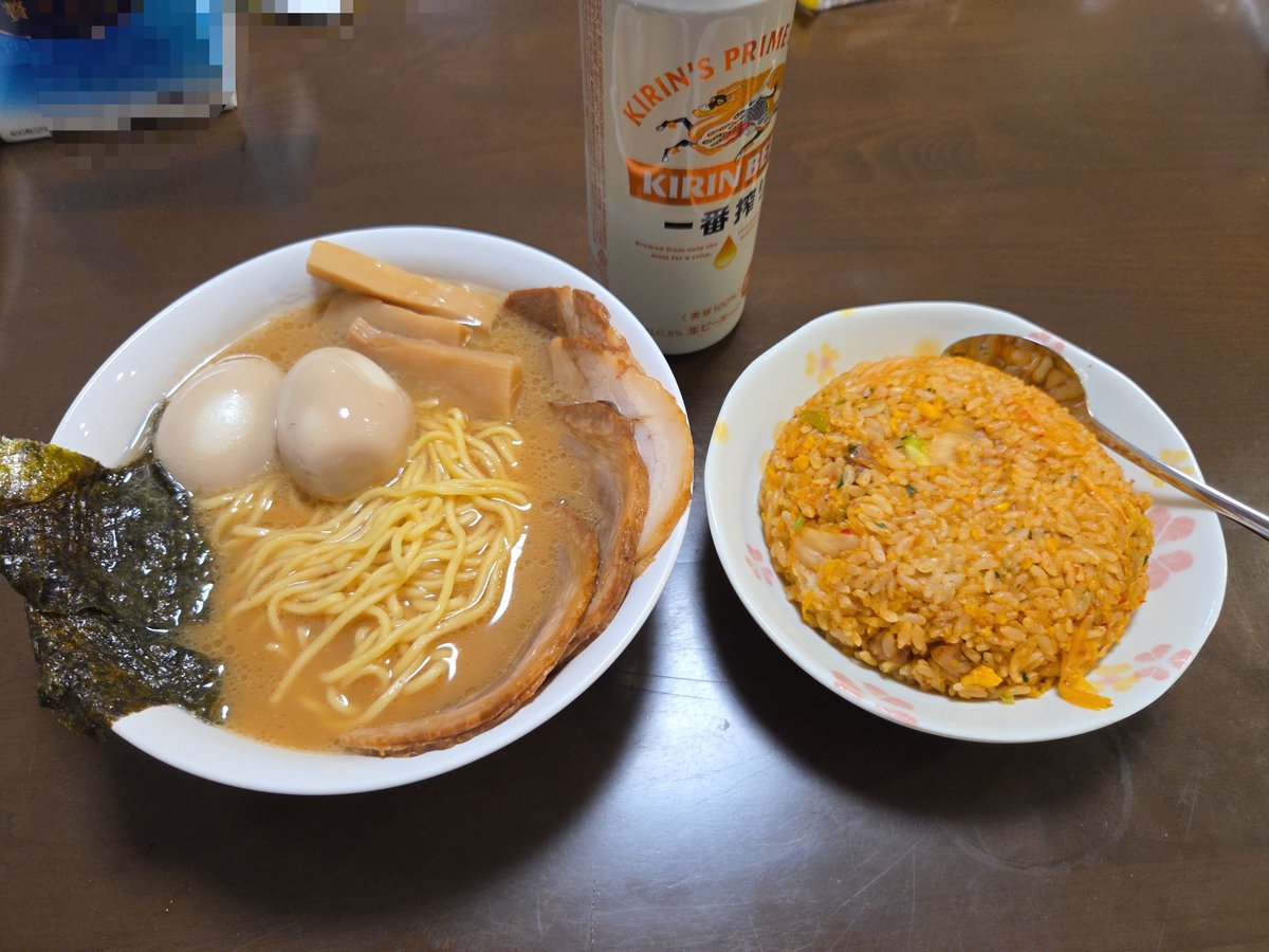 hanamura_012's tweet photo. 本日の晩御飯
ラーメンとキムチチャーハン https://t.co/9KzqQ6ySFN