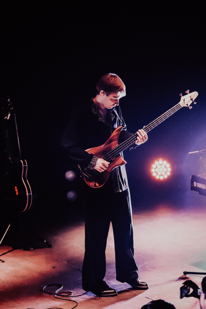 b_ulkner_75_fce's tweet photo. My band’s new bassist brings a cool, bold vibe to our retro show—his laid-back yet sharp stage presence totally slaps! https://t.co/RByCjGDIVh
