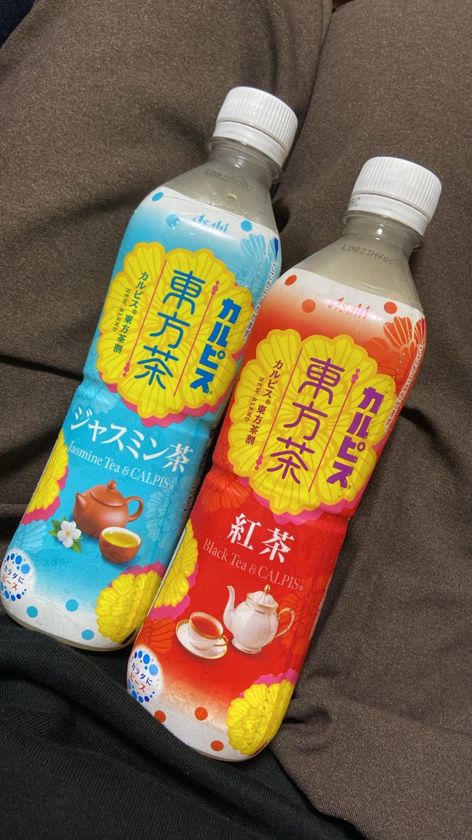 tesmore_sda's tweet photo. カルピスのお茶ブレンド買ってみた！
●紅茶×カルピス
いつも通りのカルピスの後に、紅茶が遅れてやってくる。
●ジャスミン茶×カルピス
ジャスミンの華やかさが意外とマッチしてて、面白い味。ちょい香水っぽいので、苦手な人は苦手そう🤔

怖いけど試してみたい人は紅茶
冒険したい人はジャスミン https://t.co/7hNOZpZkTk