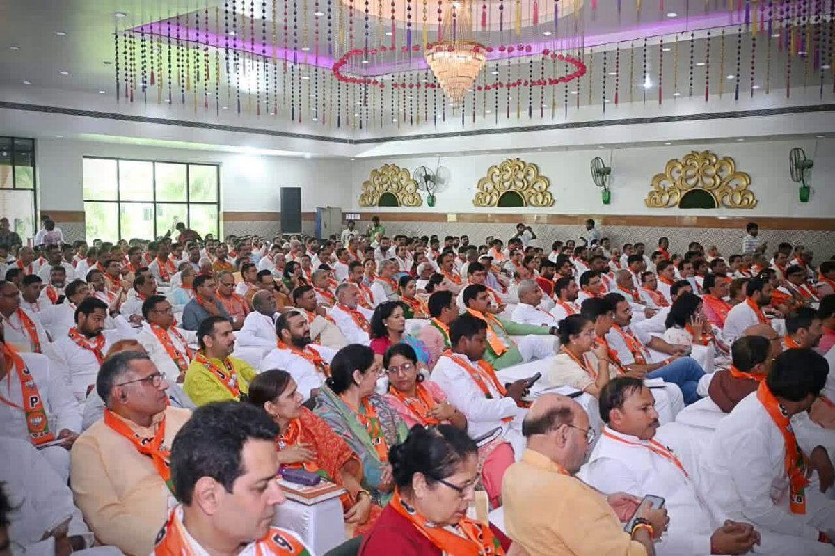 RamPratapBJP's tweet photo. आज गाजियाबाद के राजनगर में आयोजित स्नातक एवं शिक्षक बैठक में सम्मिलित होकर संगठनात्मक विषयों एवं आगामी कार्ययोजना को लेकर पार्टी पदाधिकारियों एवं कार्यकर्ताओं के साथ सार्थक संवाद हुआ।
@BJP4UP https://t.co/E0QYaeD1BY