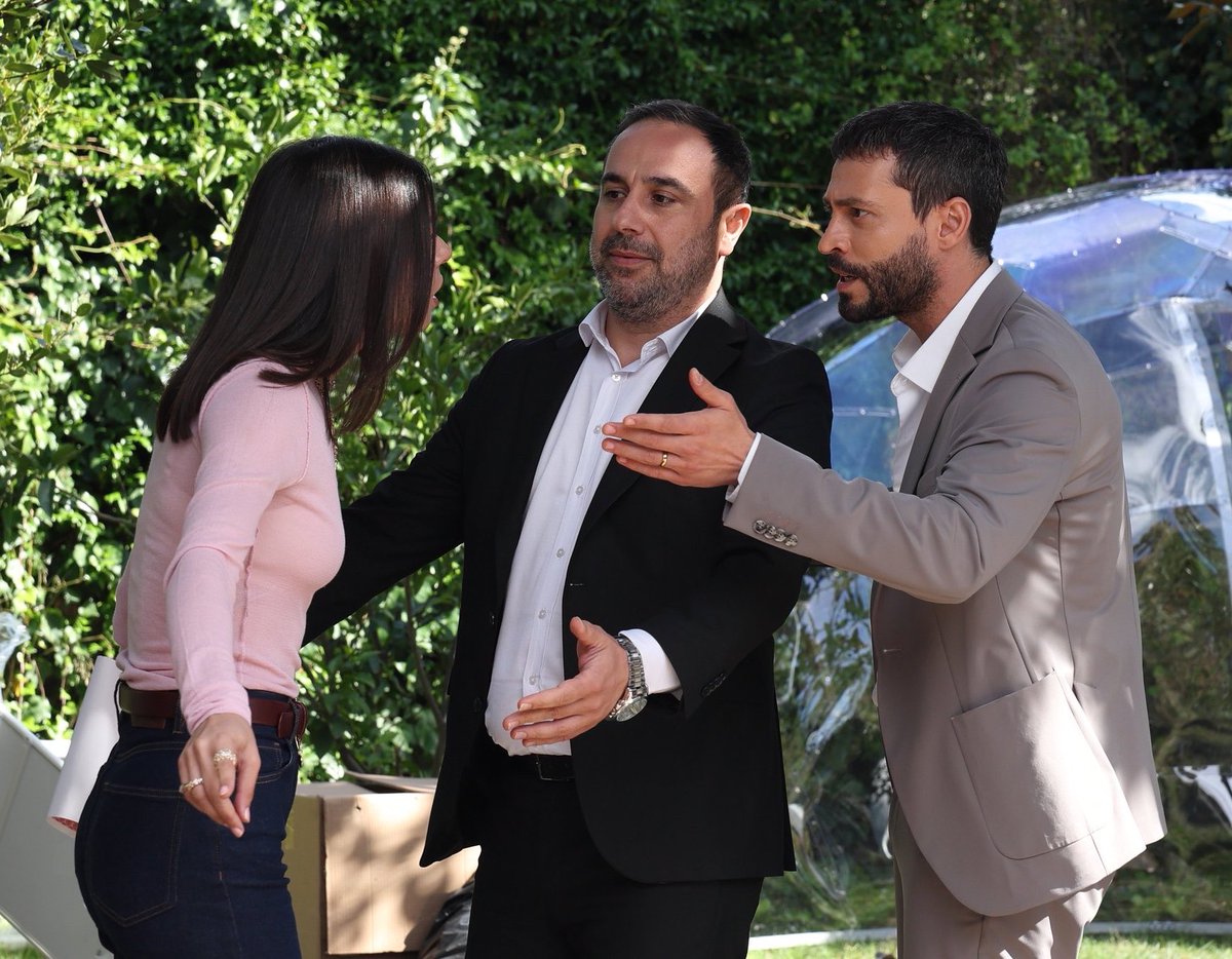 thisiseleni7's tweet photo. D: çabuk çık git evimden çık anlamıyor musun Kadir çık dedim sana çık git
S: yenge dur, gözümü seveyim hiç yakışıyor mu sana?
K: bi sakin ol yaa hemen cellaleniyon ben var ya senin o çatık kaşlarına kurban olurum be mavişim benim #MuhtemelAşk https://t.co/2alxiufDxS