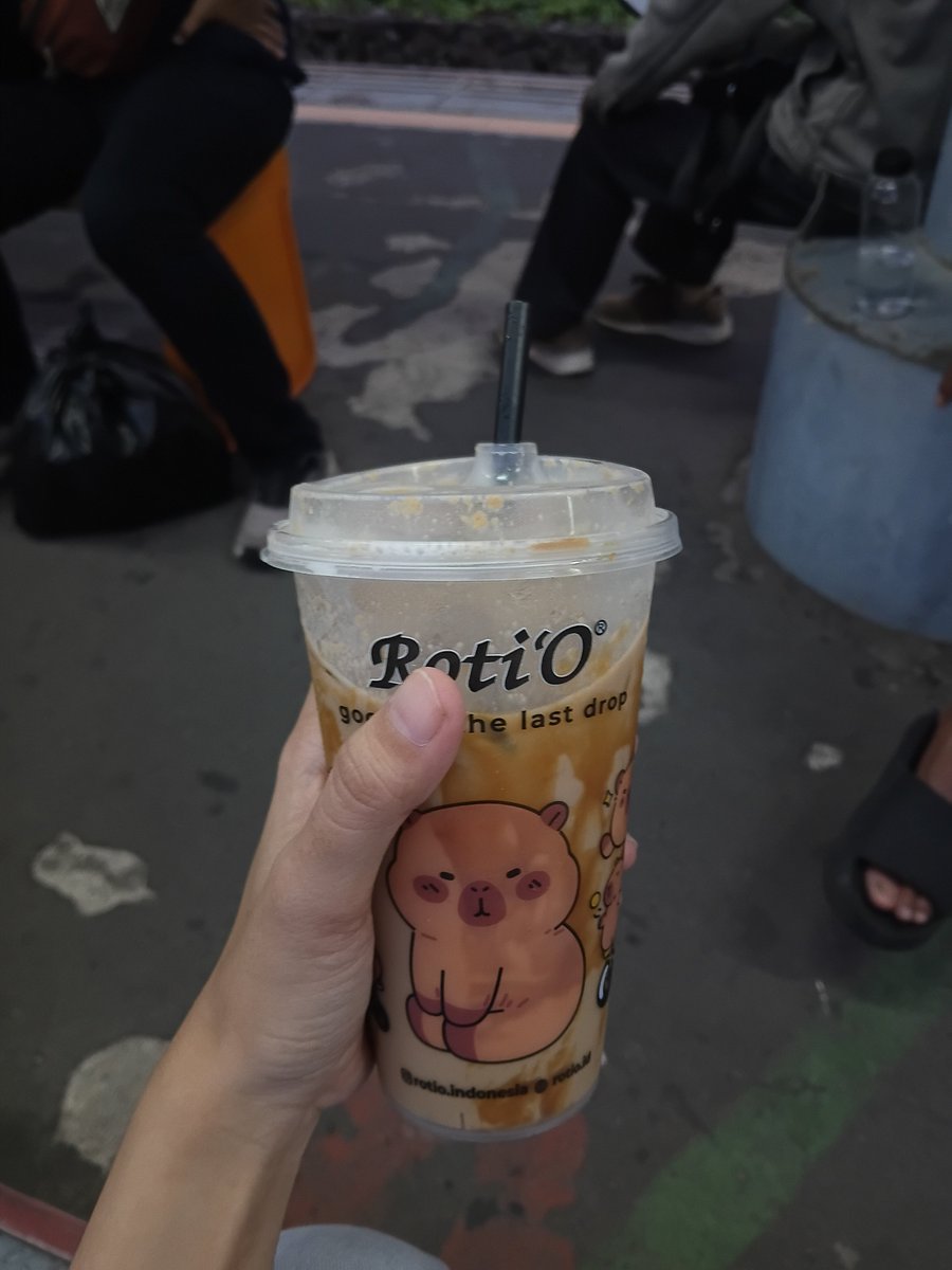 trs_apa_'s tweet photo. beli kopi tp hambar, es batu nya masa cmn 3 biji 😭 https://t.co/DGyLjUDMc7