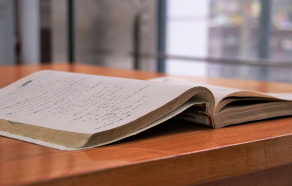 NetaHalletp1w's tweet photo. Una novela llena de intriga y emoción, ideal para un rato de lectura tranquilo. Qué libro estás leyendo hoy， https://t.co/m4RF9vv4wu