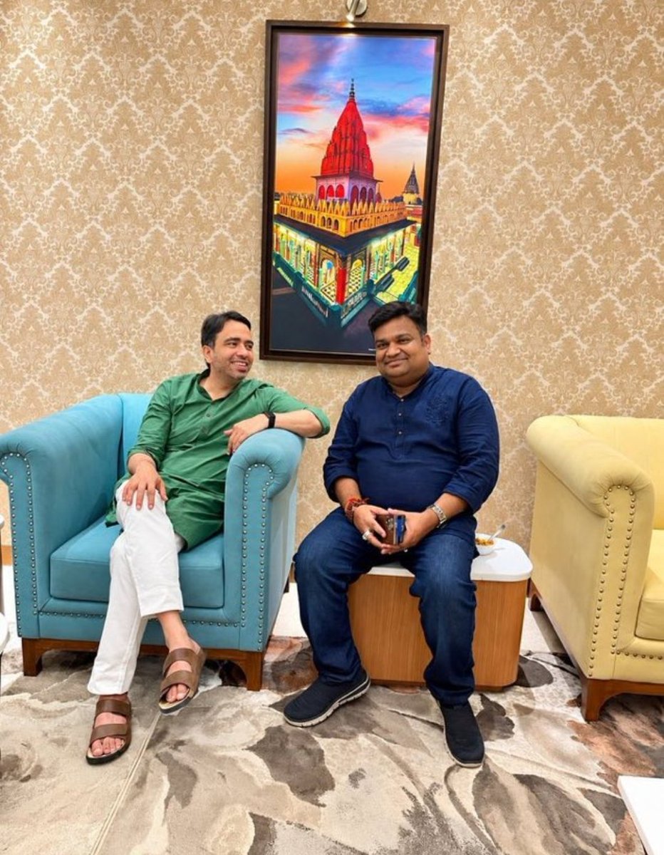 Rajababu4you's tweet photo. बगल में सोफा खाली पड़ा हुआ है। 

लेकिन कार्यकर्ता को नेता से चिपकने में मजा आता है। उसका सपना अपने नेता के साथ चिपककर फोटो लेने का रहता है।

अपने मान सम्मान को नेता जी के कुर्ते में रख देता है।

नेता जी भी ऐसे लभरो को चवन्नी से ज्यादा नहीं समझते है। https://t.co/2Yn3bYLeEu