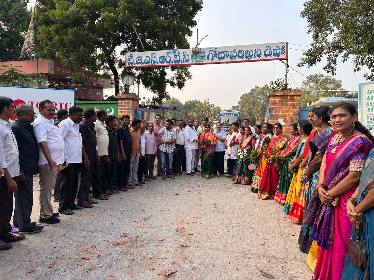 mogullarajiredy's tweet photo. TGSRTC యూనియన్ ఎన్నికల ప్రచారంలో భాగంగా బాణం గుర్తుకు ఓటు వేయాలని కోరుతూ హన్మకొండ , వరంగల్, గోదావరిఖని డిపోల్లో ప్రచారం నిర్వహించడం జరిగింది.
#RTCElection #RTCUnionElection #RTCUnions #TGSRTC #RTCEmployees #UnionAlliance #TWU #SWF #TMU #RTCWorkers #bonthurammohan #ashwathamareddy #mogullarajireddy