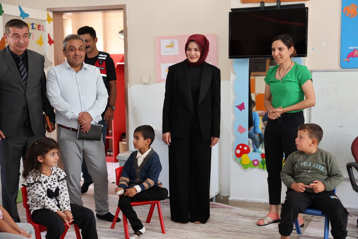 polatelikym's tweet photo. 📍 Yeniyapan Köyü Okulu Ziyareti

Kaymakamımız Sn. Esra Bozan, Yeniyapan Köyü Okulu’nu ziyaret ederek öğretmen ve öğrencilerimiz ile bir araya geldi.

Okul çevresinde de incelemelerde bulunan Kaymakamımız, okulun genel durumu ve ihtiyaçları hakkında yetkililerden bilgi aldı. https://t.co/SSmisYxRPR