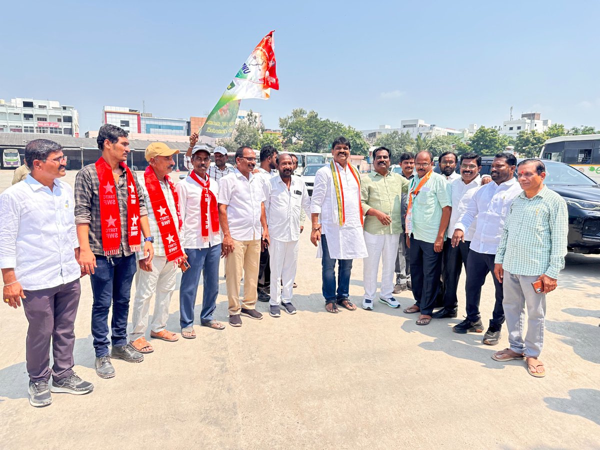 mogullarajiredy's tweet photo. TGSRTC యూనియన్ ఎన్నికల ప్రచారంలో భాగంగా బాణం గుర్తుకు ఓటు వేయాలని కోరుతూ హన్మకొండ , వరంగల్, గోదావరిఖని డిపోల్లో ప్రచారం నిర్వహించడం జరిగింది.
#RTCElection #RTCUnionElection #RTCUnions #TGSRTC #RTCEmployees #UnionAlliance #TWU #SWF #TMU #RTCWorkers #bonthurammohan #ashwathamareddy #mogullarajireddy