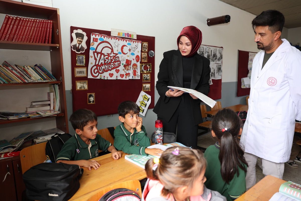 polatelikym's tweet photo. 📍 Yeniyapan Köyü Okulu Ziyareti

Kaymakamımız Sn. Esra Bozan, Yeniyapan Köyü Okulu’nu ziyaret ederek öğretmen ve öğrencilerimiz ile bir araya geldi.

Okul çevresinde de incelemelerde bulunan Kaymakamımız, okulun genel durumu ve ihtiyaçları hakkında yetkililerden bilgi aldı. https://t.co/SSmisYxRPR
