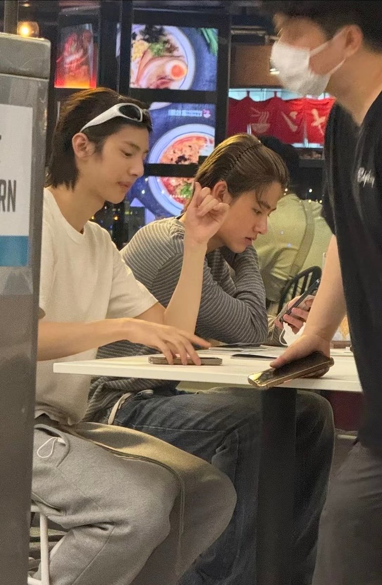 jjue0mn3verd1e's tweet photo. เอออออ โจ้ออมเหมือนคุ่รักไอดอลที่แอบเดทไปกันต่างประเทศอะ https://t.co/TKmT7WO0cd