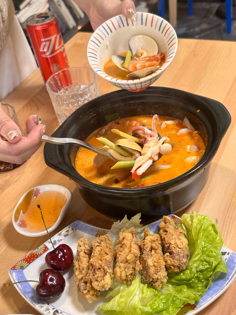 Katherina6n's tweet photo. Una noche de frío no tiene que ser triste — una taza de caldo caliente y un plato de arroz con verduras hacen toda la diferencia. Quién se suma a compartir este momento tranquilo， https://t.co/cUxq1Kp3pE