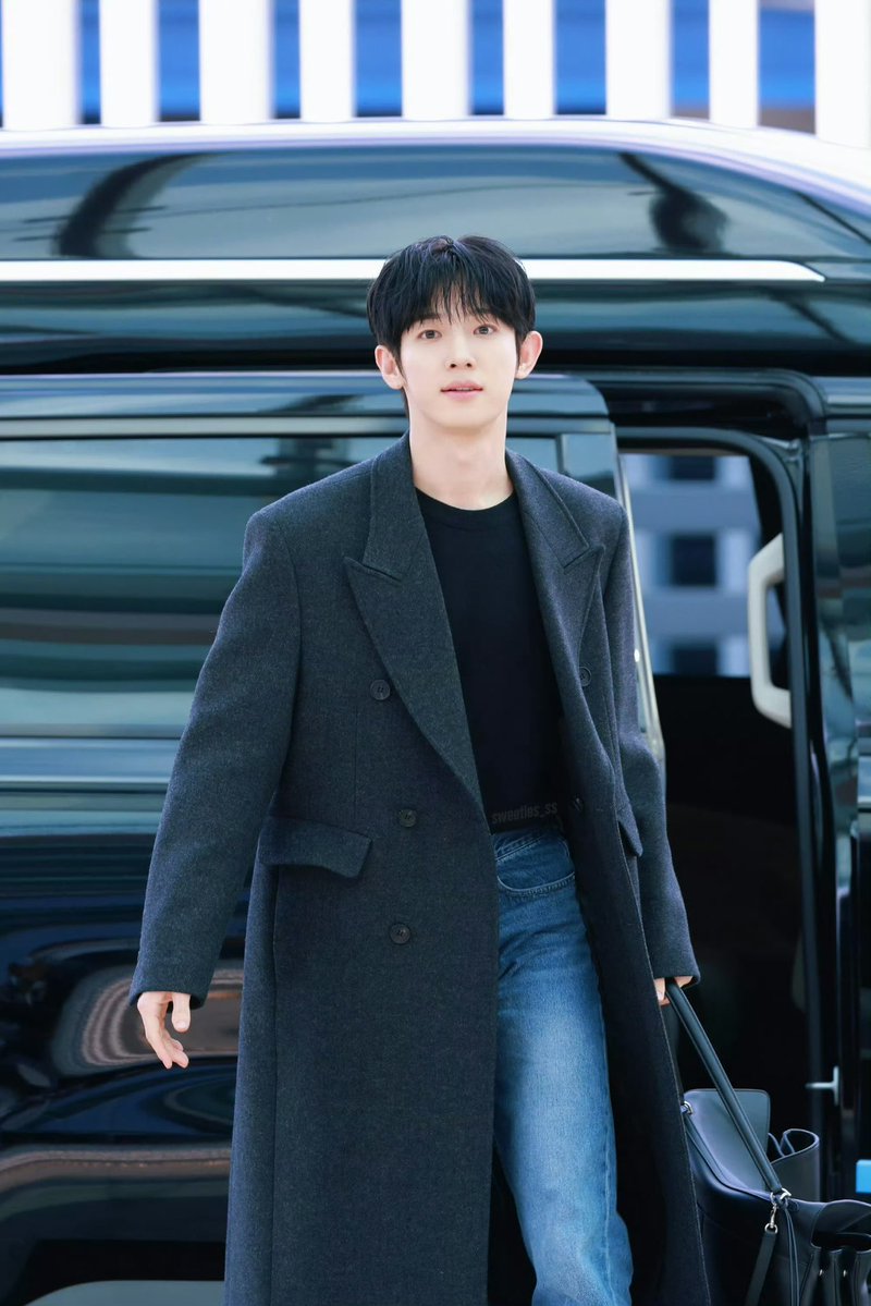 Hamutvmsy's tweet photo. Clean, cool, and completely captivating — Park Siwoo brings a refreshing energy to every fashion week appearance. He doesn't just wear the clothes; he gives them a whole new atmosphere.

PARK SIWOO IN PARIS

#PARKSIWOO
#PARKSIWOOPFWSS27 https://t.co/8f9hneX2jO