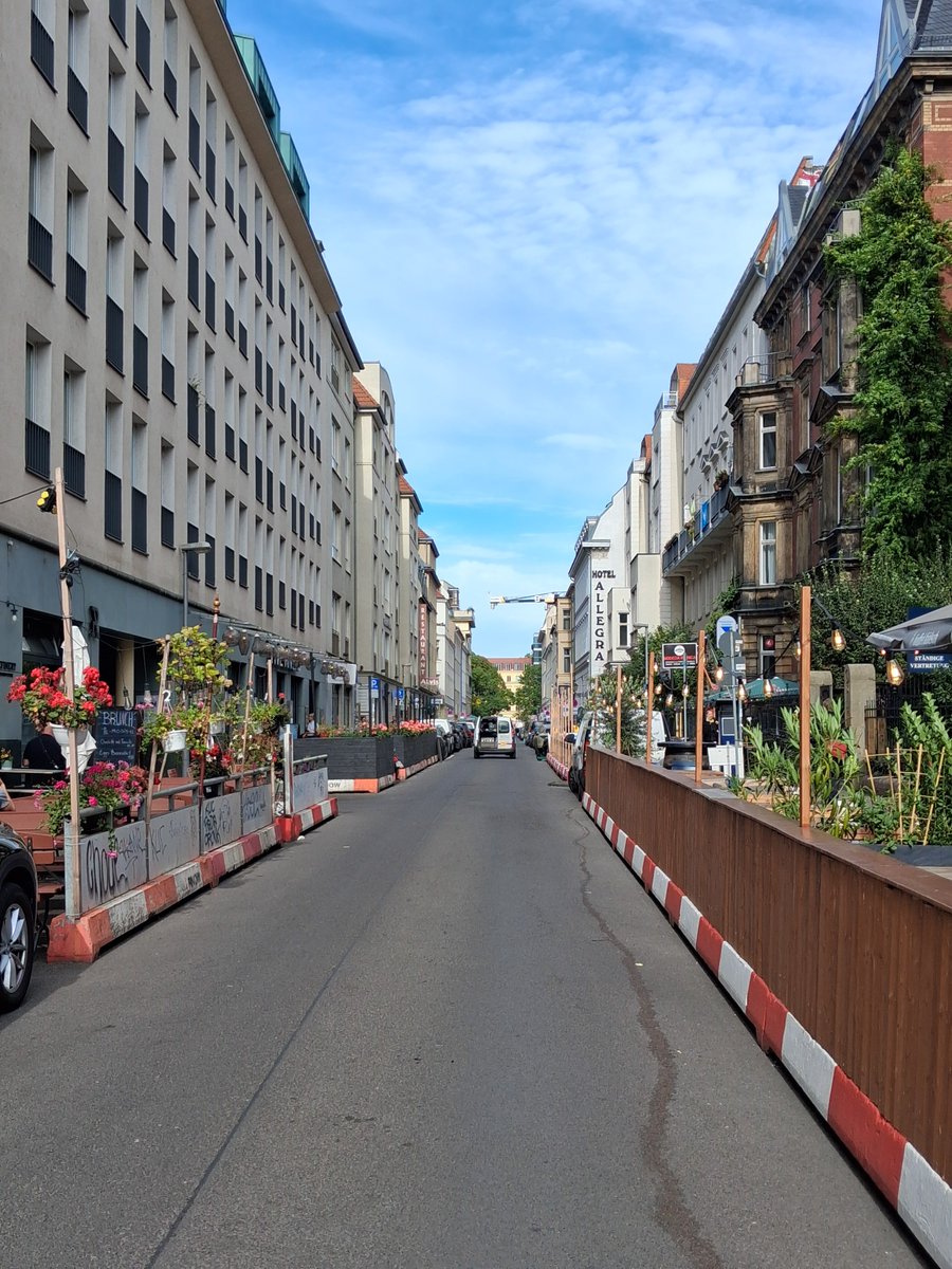 Graumann_Berlin's tweet photo. #BerlinMitte Verkehrsberuhigung durch ausufernde Schankveranden https://t.co/16J4XWxgPS