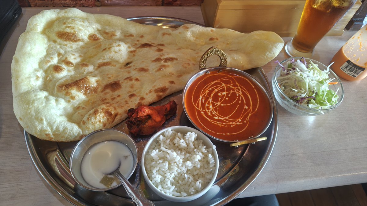 hiro27159854's tweet photo. 今日講習行ってきて昼食にインド人👳?がやってるであろうカレー店に突入‼️

ナンが思いのほかデカかった😲
めっちゃ美味かったけどね😋 https://t.co/6JnvaiyxYK
