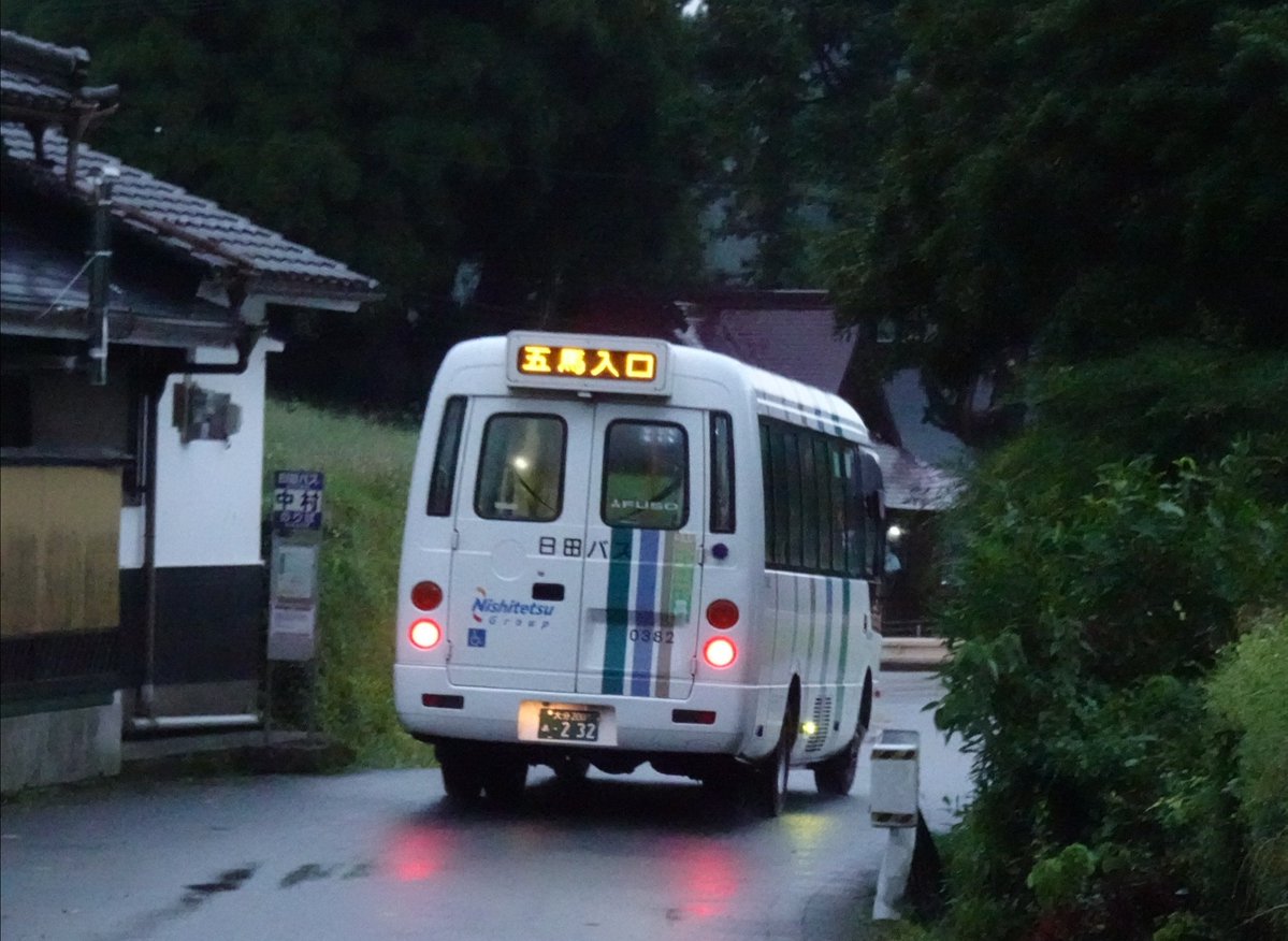n700_yk's tweet photo. 線形の良い片側1車線の道路を逸れて旧道沿いの集落を走るローカルバスはとても趣があるが、そのような路線も年を追うごとに次々と廃止されている。
（本日の運行を以て路線廃止）

日田バス　五馬線
下中村～中村
2026.9.28 https://t.co/IXNc6B5Mlp