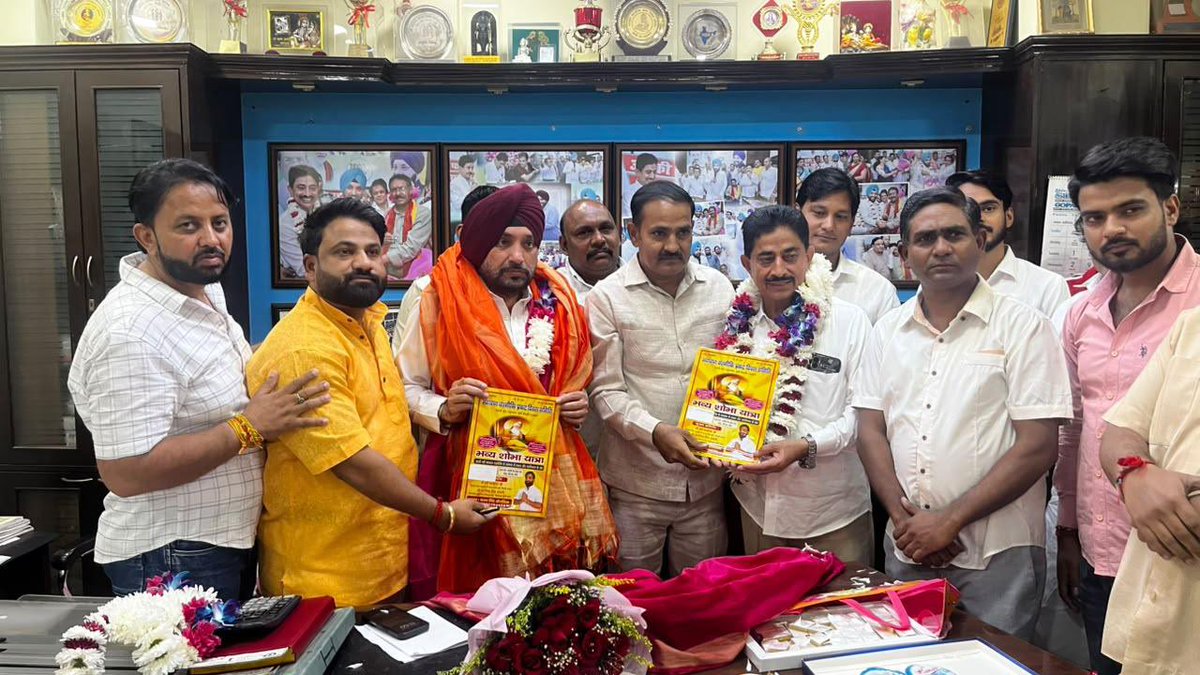 ArvinderLovely's tweet photo. आज भगवान वाल्मीकि प्रकट दिवस समिति, देहाती क्षेत्र यमुनापार, पूर्वी दिल्ली के पदाधिकारियों एवं सदस्यों ने आगामी 26 अक्टूबर को भगवान वाल्मीकि प्रकट दिवस के अवसर पर आयोजित होने वाली भव्य शोभा यात्रा के लिए आमंत्रित किया।

इस आत्मीय भेंट के लिए समिति के सभी सदस्यों का हार्दिक आभार। भगवान वाल्मीकि जी की शिक्षाएं समाज में ज्ञान, सद्भाव, समानता और सेवा की भावना को मजबूत करने की प्रेरणा देती हैं।