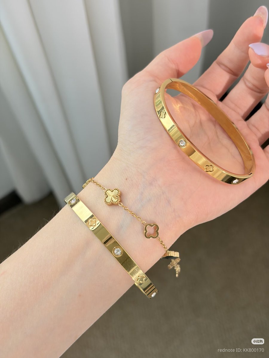 mosaiqt's tweet photo. PLIS CANTIK BANGET INI STACKING GELANG BANGLE SAMA VAN CLEEF 😍🍀 https://t.co/eW2iYnZhAm