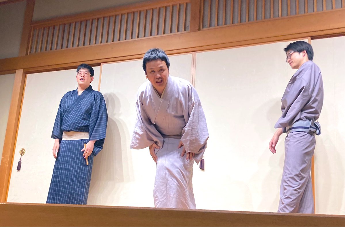 tsubayoshi's tweet photo. ｢らくご三派烏｣

トーク(浴衣でゴールデン街⁈w)
金明竹:ちゑり
茶の湯:小はだ
 仲入り
寄席の不時着:ぐんま
お初徳兵衛浮名の桟橋:彦三

#小はだ さん、ほんわかしてて楽しい世界😄
#ぐんま さん、今日もパワフルw世界平和を語る噺⁈に😆
#彦三 さん、人情噺をじっくりしっかり
三者三様楽しい会😊 https://t.co/EA9ZhYFuxX