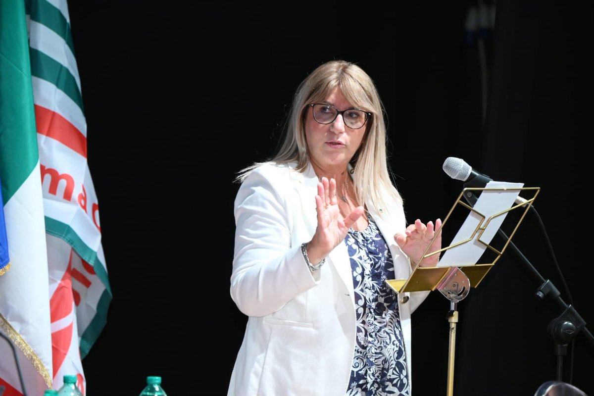 CislNazionale's tweet photo. #DanielaFumarola al convegno “Roma, mille identità, un'unica città”: «A Roma la periferia non si misura solo in chilometri dal centro: ha un volto sociale, che si incontra anche nei quartieri centrali, uno amministrativo, fatto di sportelli chiusi e procedure solo digitali, e uno relazionale, di chi non sa più a chi rivolgersi.
È lo spazio in cui un diritto esiste sulla carta e resta irraggiungibile nella vita, ed è la fragilità più profonda del Paese.
Non mancano le leggi, manca chi le porta fino alle persone».

#Roma #Periferie #Diritti #Cisl @CislRomaRieti