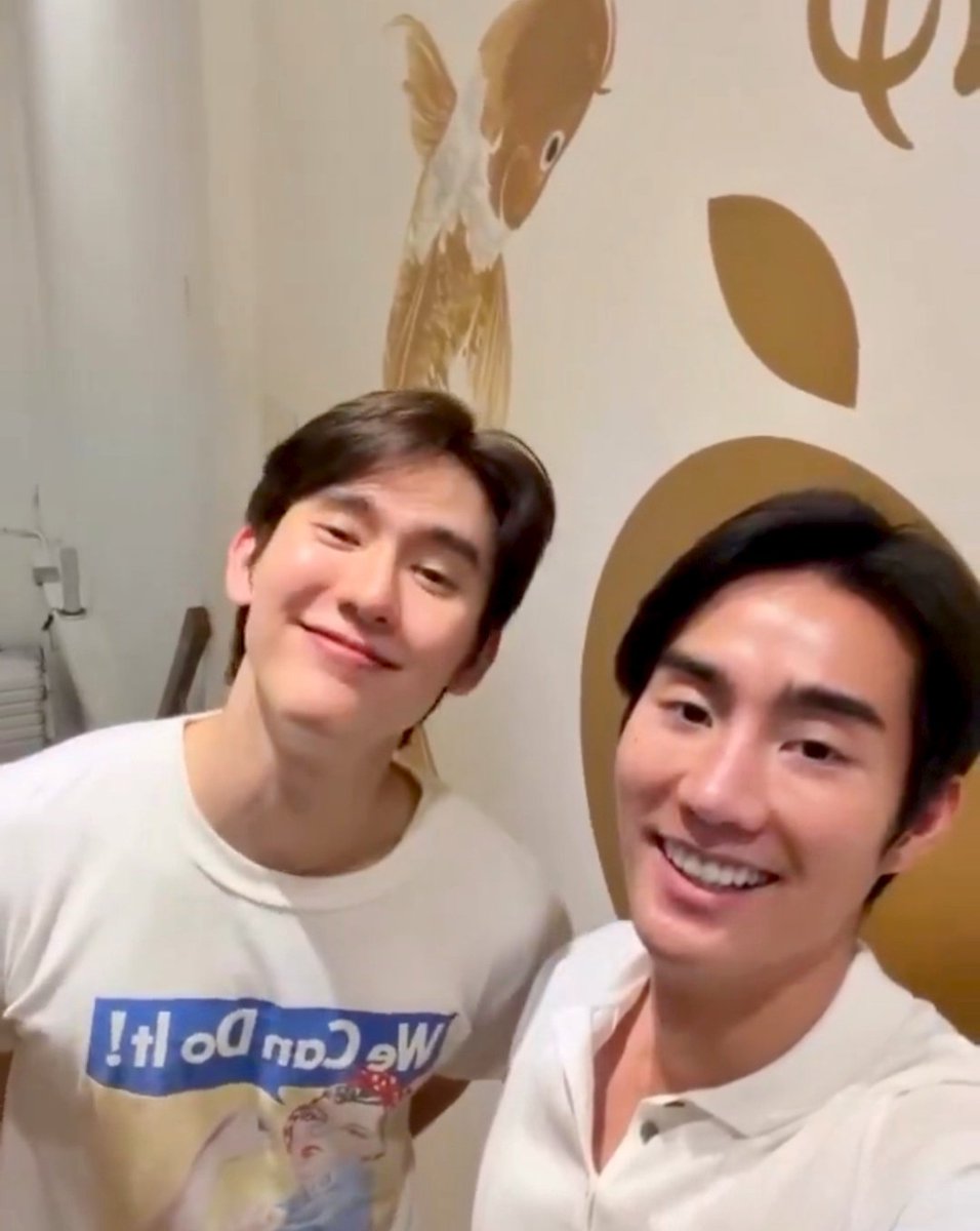 3squeeze_'s tweet photo. ยอมมม คนที่คลั่งรักสุด มาเติมบี๋ ก่อนบี๋จะบินไปปารีสซะด้วย ยิ้มหน้าบาน น่าจะกินโอมากาเสะกันใช่มั้ย

หายเจ็บมือโดยลูกยังไม่ทันได้โอ๋ ได้เป่าเพี้ยงเลย
ฟ้อกมานี่มา ยายๆเลี้ยงเอง 5555555 https://t.co/lFWQp7kkaB
