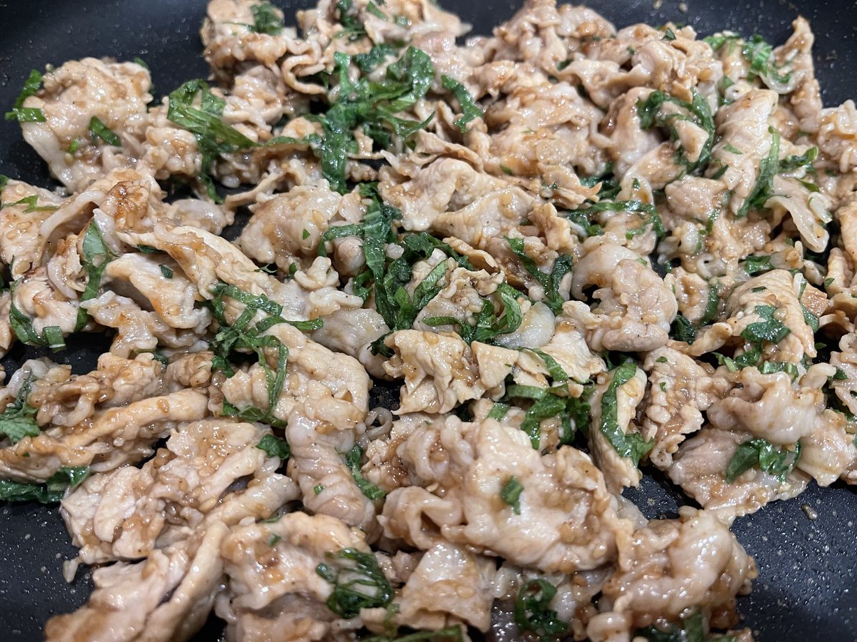 gohan_achamo's tweet photo. 誰ですか！？胡麻ドレッシングをお肉と絡めて焼くだけで最強の一品になるって言ったのは！！！
めちゃめちゃ美味しすぎて、ご飯３杯もおかわりしちゃったじゃない！もう、ダイエットは明日からにしたわ！ https://t.co/uBBwPX4vk1