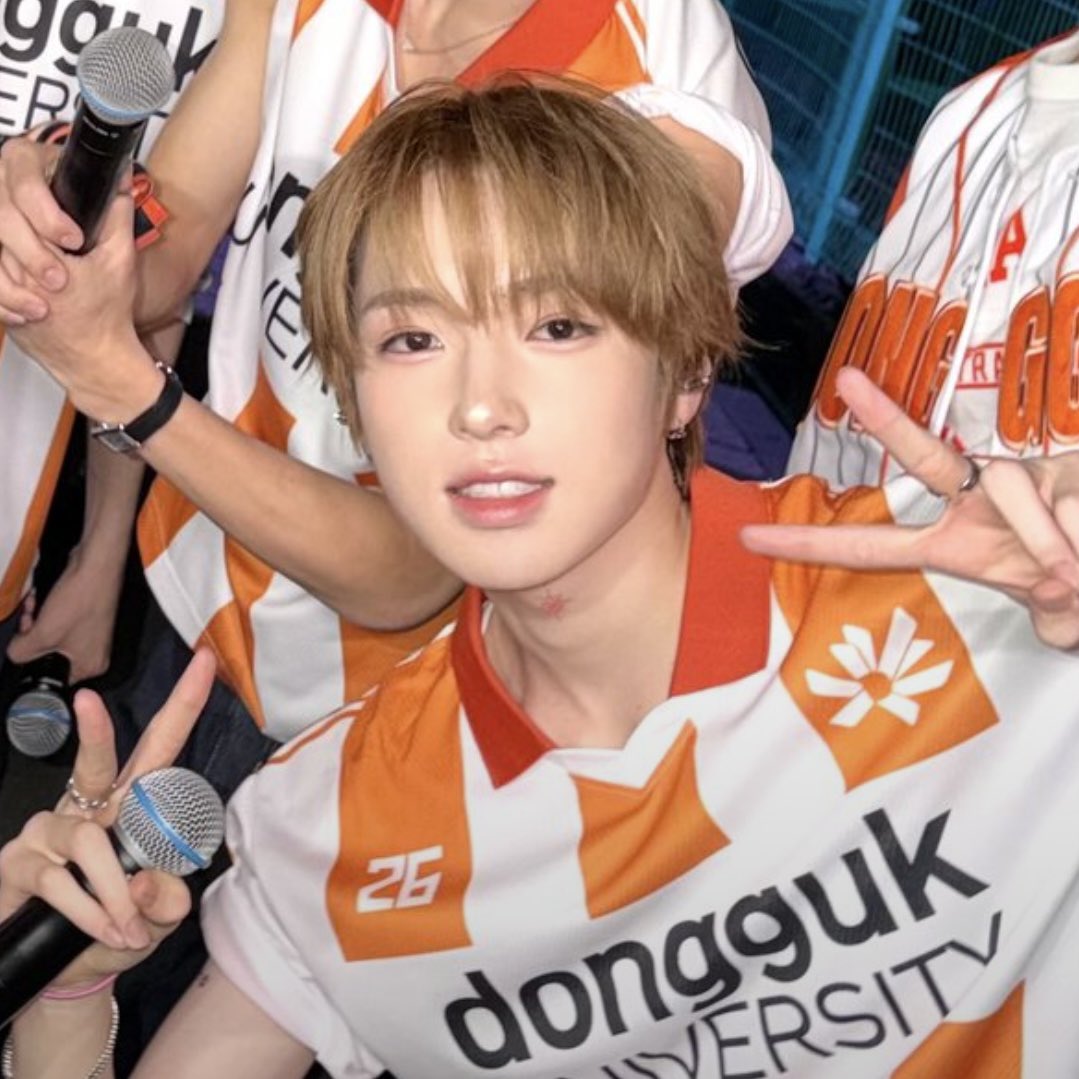 fuj1naga_sakuya's tweet photo. 어떤 변태가 얘 목에 타투스티커 붙이자고 했을까
눈 가늘게 뜨고 보면 마치 그것 같잖아요 ?... https://t.co/sTyQnY1GGm